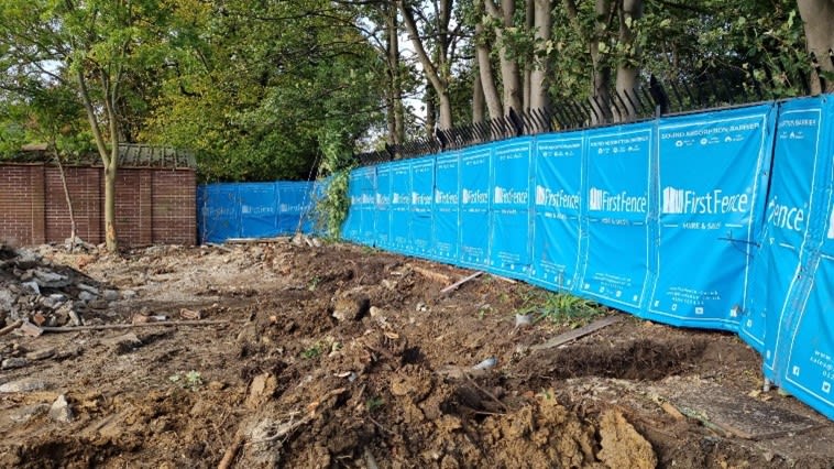 Acoustic barriers on temporary fencing