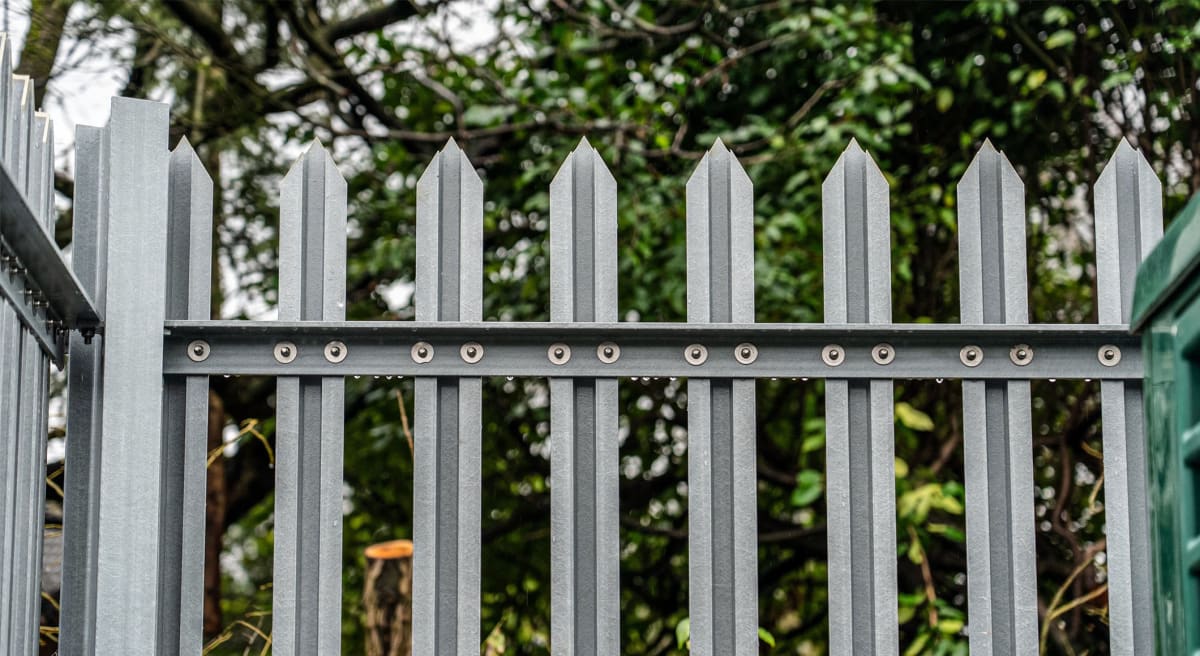 A Close up of the non-conductive Palisade Pales