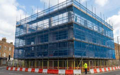 A Guide to Scaffold Sheeting, Debris Netting, and Barriers