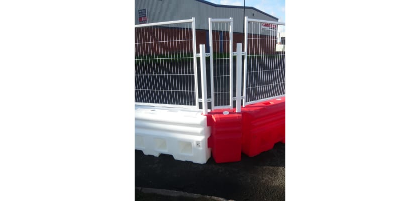rb22 red and white crash barrier bend section with mesh panel