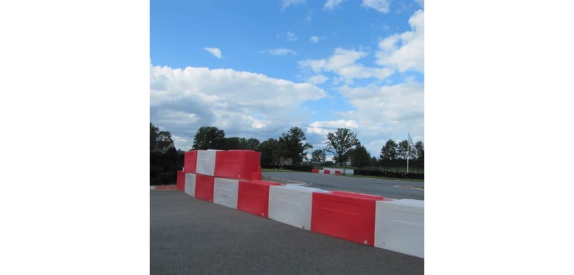 RB1000 red and white barriers