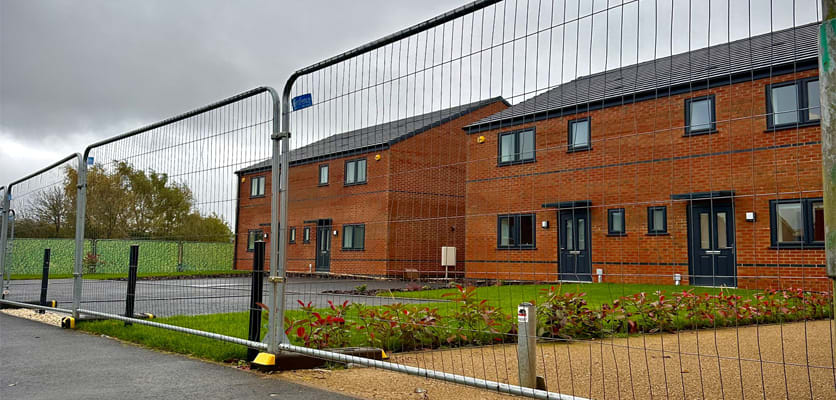 Round top temporary fencing panels installed 