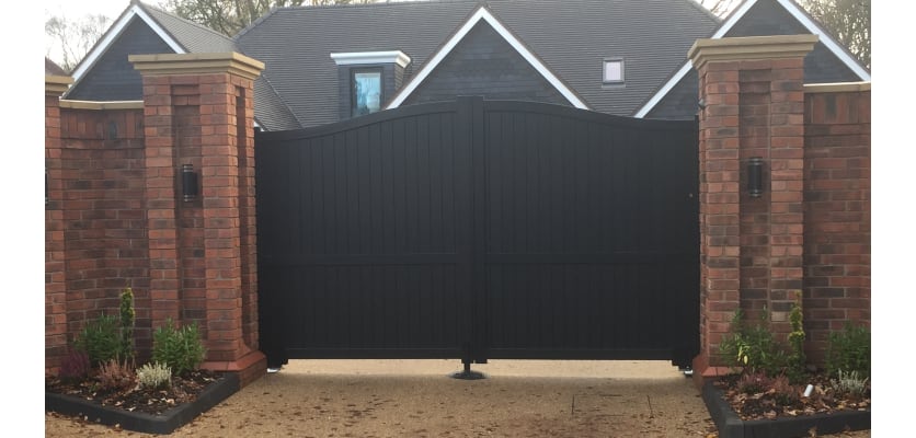 Black 3.0m Wide Aluminium Double Swing Driveway Gate With Vertical Infill And Bell-Curved Top