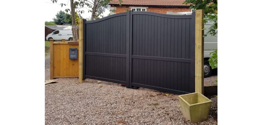 3.5m Wide Aluminium Double Swing Driveway Gate With Vertical Infill And Bell-Curved Top