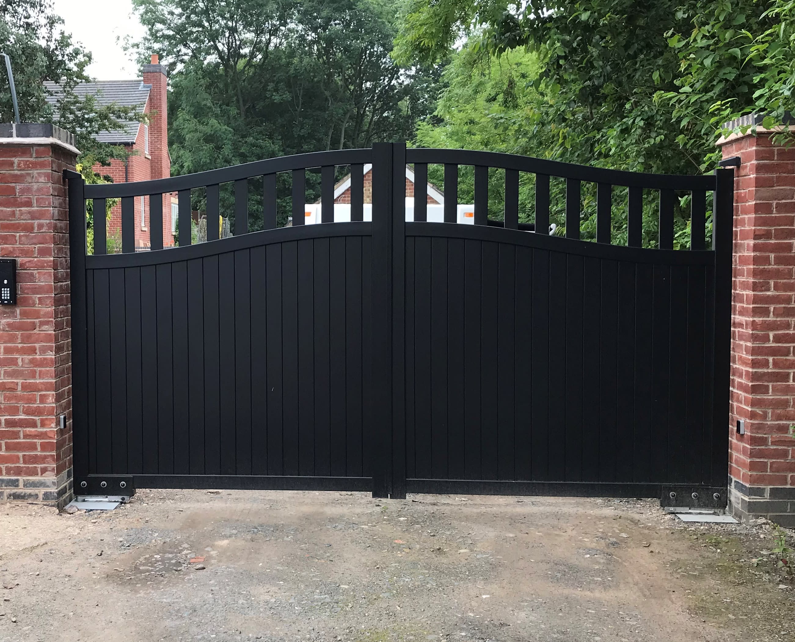 Expandable gates for clearance driveways