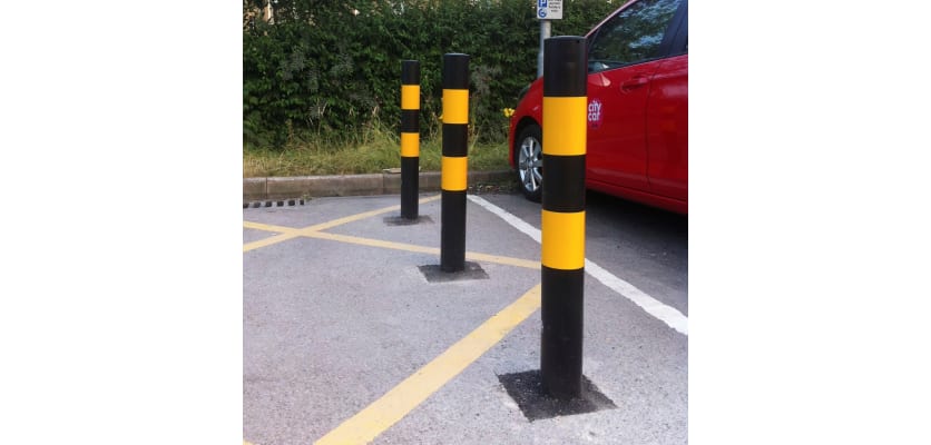Black and yellow dig in bollard