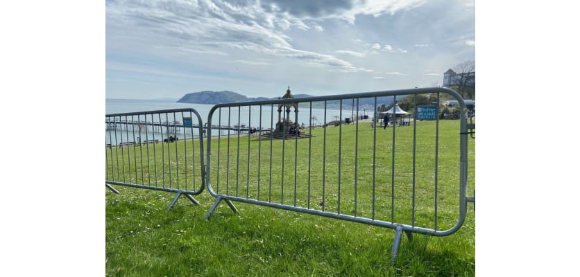 Crowd control around grass bank 