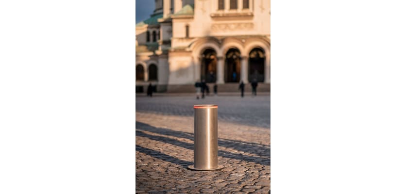 Benito H6008 Stainless Steel Automatic Telescopic Hydraulic Bollard Kit in city centre