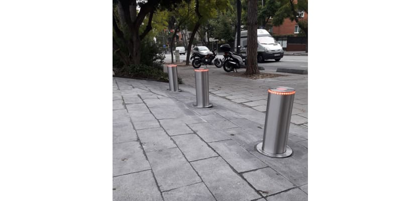 Group of three Stainless Steel Automatic Telescopic Hydraulic Bollard Kit installed outside pavement 