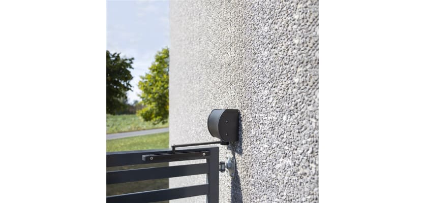 Locinox Panther Hydraulic Gate Closer for Wall and Post Mounting installed on wall and gate