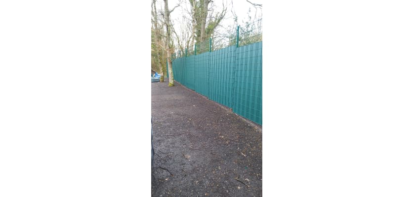 656 twin mesh panels with privacy strips